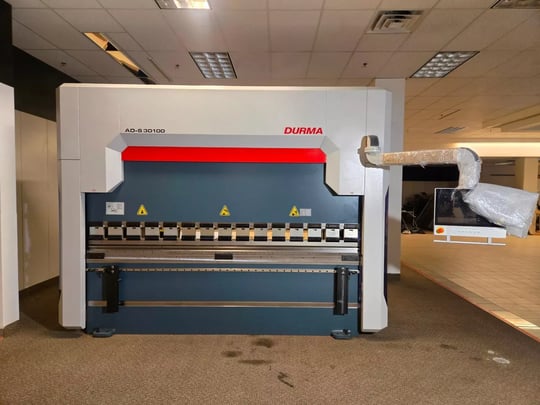 Lot 2200 2022 110 TON X 10 DURMA AD-S 30100 HYDRAULIC PRESS BRAKE - 4 AXIS BACKGAUGE